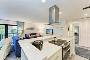 Frigorifero, microonde, piano cottura, lavastoviglie