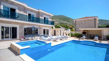 Una piscina al aire libre, una piscina climatizada