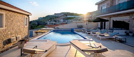 Alberca al aire libre y alberca climatizada