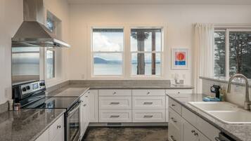 Microondas, horno, parrilla de estufa y lavavajillas