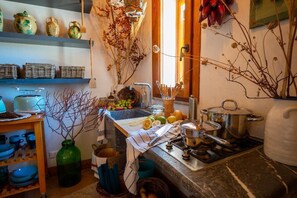 Frigorifero, microonde, forno, piano cottura