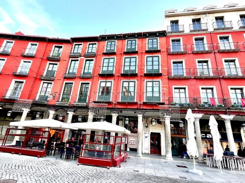 Espacios Blanco Plaza Mayor LUX: two rooms, 5 beds, balconies with views of the Plaza Mayor itself!