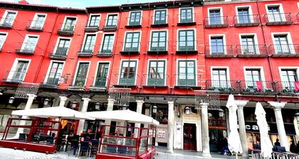 Espacios Blanco Plaza Mayor LUX: two rooms, 5 beds, balconies with views of the Plaza Mayor itself!