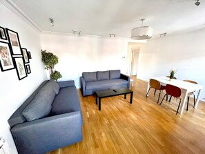 TV - Espacios Blanco Plaza Mayor LUX: two rooms, 5 beds, balconies with views of the Plaza Mayor itself! (Valladolid)
