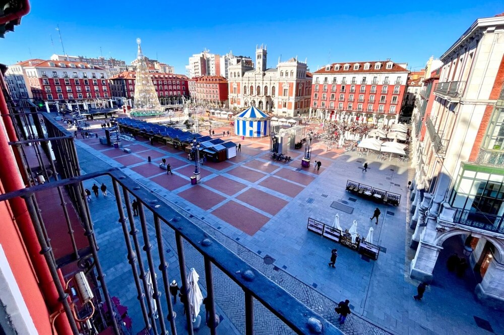 Espacios Blanco Plaza Mayor LUX: two rooms, 5 beds, balconies with views of the Plaza Mayor itself!