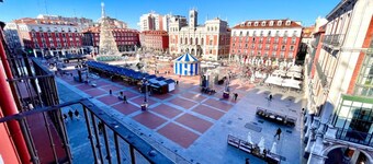 Espacios Blanco Plaza Mayor LUX: two rooms, 5 beds, balconies with views of the Plaza Mayor itself!