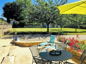Outdoor dining - La Ponne, lovely gîte, large garden in Deux-Sèvres! (Celles-sur-Belle)