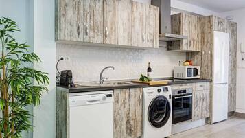 Een koelkast, een magnetron, een oven, een vaatwasser