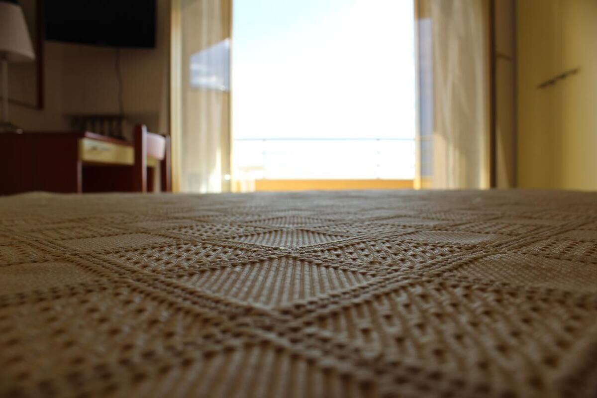 Kamar Double Comfort | Selimut bulu angsa, busa memori, minibar, dan brankas