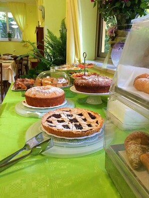 Esmorzar diari d'estil bufet gratuït 