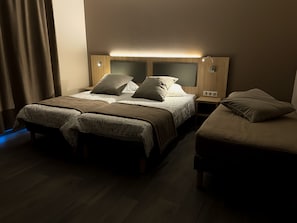 Premium bedding, memory foam beds, individually furnished, desk - Hôtel Maas (Val-de-Meuse)