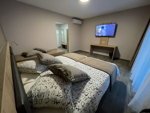 Comfort Quadruple Room | Premium bedding, memory foam beds, individually furnished, desk - Hôtel Maas (Val-de-Meuse)