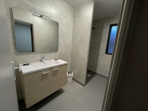 Shower, free toiletries, hair dryer, slippers - Hôtel Maas (Val-de-Meuse)