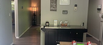 Cozy Getaway w/lots of Natural Light :) 5 mins to adventures