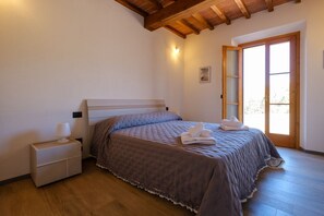 3 bedrooms, iron/ironing board, WiFi, bed sheets - A Casa di Patrizia, country villa with panoramic view (Vinci)