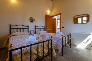 3 dormitoris, planxa i posts de planxar, wifi i roba de llit