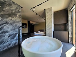 Executive Room | Hypo-allergenic bedding, free WiFi, bed sheets