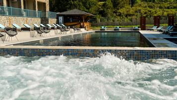 Een seizoensgebonden buitenzwembad, parasols voor strand/zwembad
