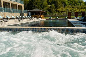 Seasonal outdoor pool, pool umbrellas - Tskaltubo Epic Hotel & Spa (Tsqaltubo)