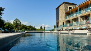 季節性室外泳池；泳池傘