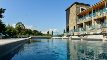 สระว่ายน้ำกลางแจ้งเปิดตามฤดูกาล, ร่มริมสระว่ายน้ำ