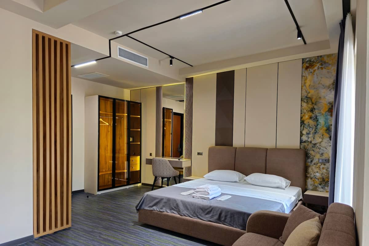 Quarto exclusivo, 1 cama Queen, para não fumantes | Roupas de cama antialérgicas, quartos à prova de som, Wi-Fi de cortesia