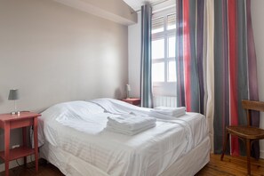 4 slaapkamers, een bureau, een strijkplank/strijkijzer, reisbedje