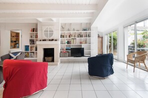 TV, fireplace, DVD player, books - Fleur de sel villa with terace (Le Bois-Plage-en-Ré)