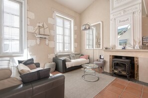 TV, fireplace, DVD player, books - Apartment Fauvette . (Saint-Martin-de-Ré)