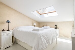 3 bedrooms, iron/ironing board, travel cot, Internet