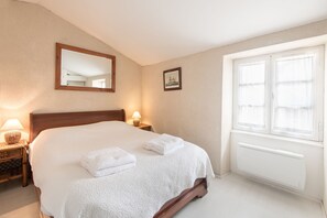 3 slaapkamers, een strijkplank/strijkijzer, reisbedje, internet