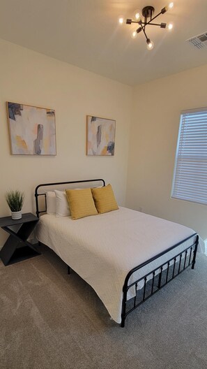 3 chambres, bureau, fer et planche à repasser, lit de bébé portatif