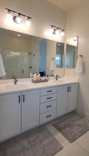 シャワー付き浴槽、ヘアドライヤー、タオル、石鹸