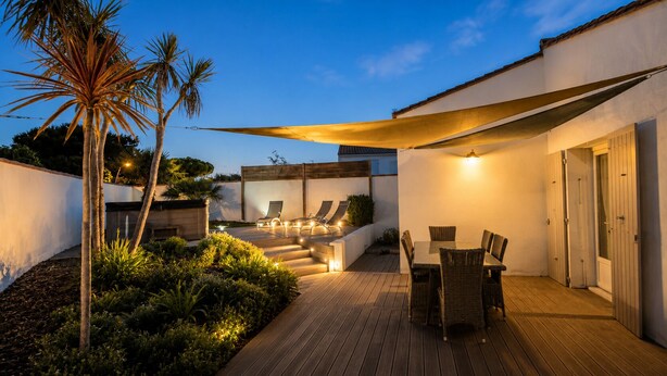 Une terrasse avec une table et des chaises, une piscine et des palmiers.