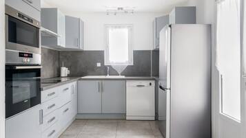 Réfrigérateur, micro-ondes, four, plaque de cuisson