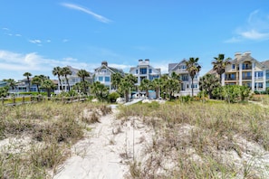 Property grounds - Charming oceanfront home with brand new renovations and private pool & spa (Hilton Head Island)