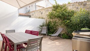 Outdoor dining - House TELLINE      . (Saint-Martin-de-Ré)