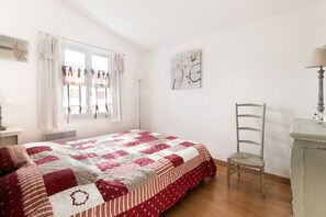 3 habitaciones, tabla de planchar con plancha, cuna de viaje y internet 