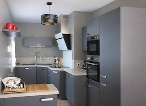 Refrigerador, microondas, horno y parrilla de estufa 