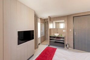 3 habitaciones, tabla de planchar con plancha y cuna de viaje 