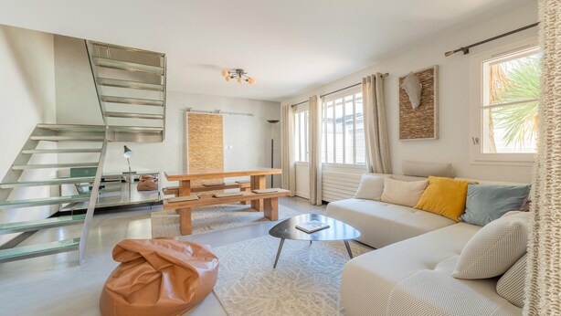 TV, books - House ANNEXE       . (Saint-Martin-de-Ré)