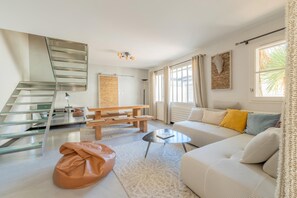 TV, books - House ANNEXE       . (Saint-Martin-de-Ré)