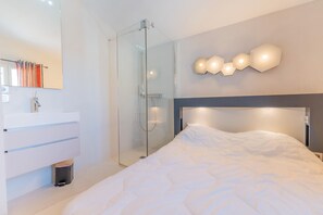 3 habitaciones, tabla de planchar con plancha, cuna de viaje y internet 