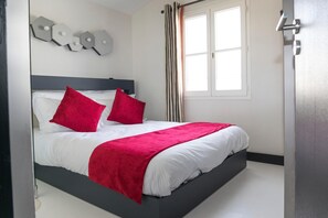 3 bedrooms, iron/ironing board, travel cot, Internet