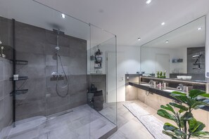 Badewanne, Whirlpool, Haartrockner, Handtücher