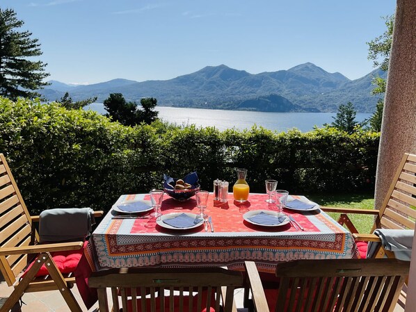 Outdoor dining - Doris apartment with lake view in Ghiffa (Ghiffa)