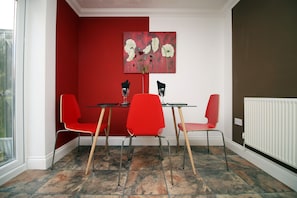 In-room dining - Merriotts House 1 by Tŷ SA (Newport)