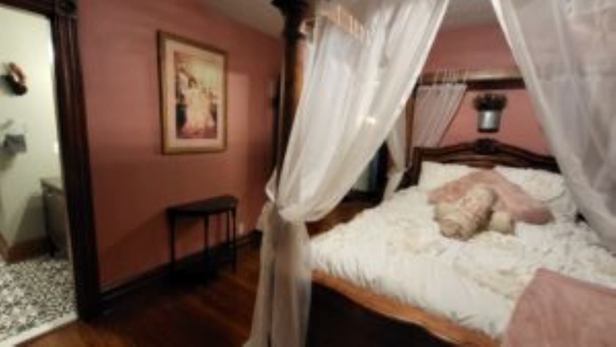 THE OPERA HOUSE SUITE AT TRAILS END B&B