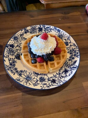 Food and drink - THE OPERA HOUSE SUITE AT TRAILS END B&B (Jim Thorpe)