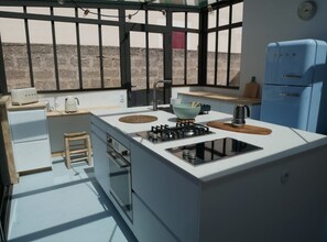 Fridge, oven, stovetop, dishwasher